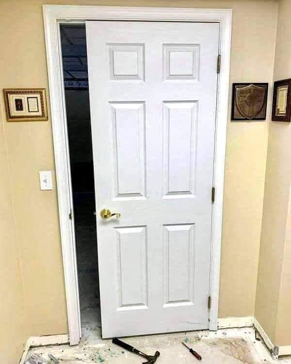 Deretan pintu kocak yang salah ukur ini bikin garuk-garuk kepala